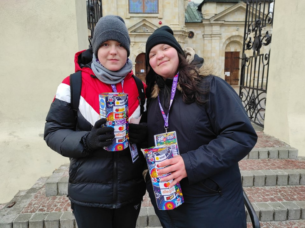 Tarnobrzeg. Wolontariusze Wielkiej Orkiestry Świątecznej Pomocy kwestują mimo fatalnej pogody [zdjęcia]