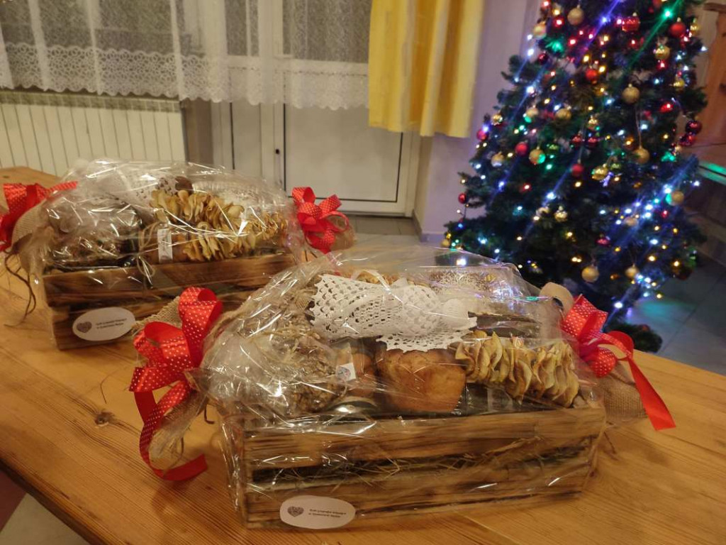Gospodynie z Dymitrowa Małego specjalnie na finał WOŚP przygotowały wyjątkowe skrzynki z pysznościami [zdjęcia]