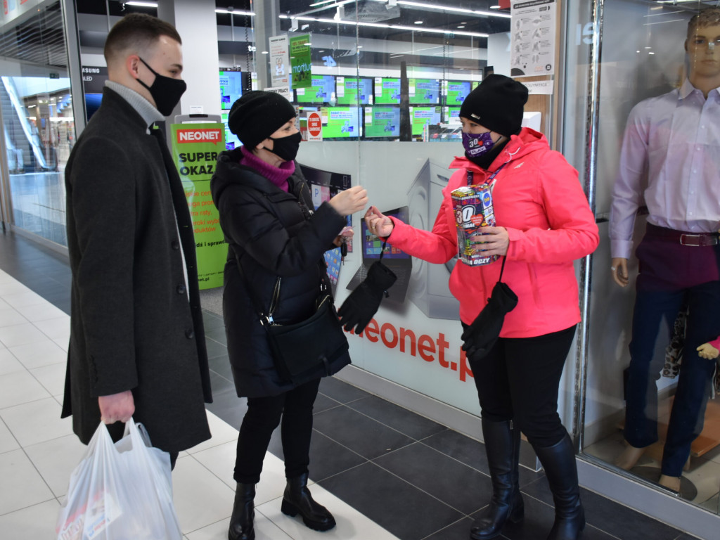 Sandomierz. Wolontariusze WOŚP dzielnie kwestują. Nie dają się fatalnej pogodzie
