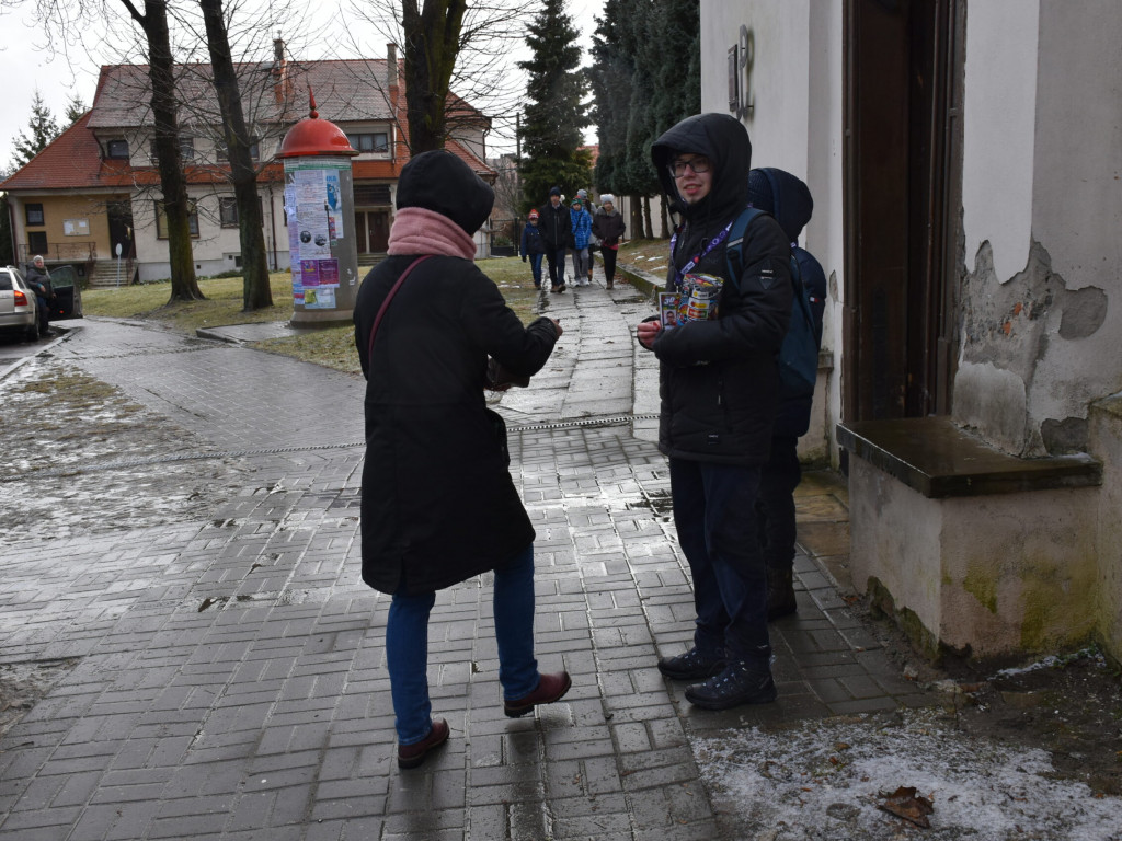 Sandomierz. Wolontariusze WOŚP dzielnie kwestują. Nie dają się fatalnej pogodzie