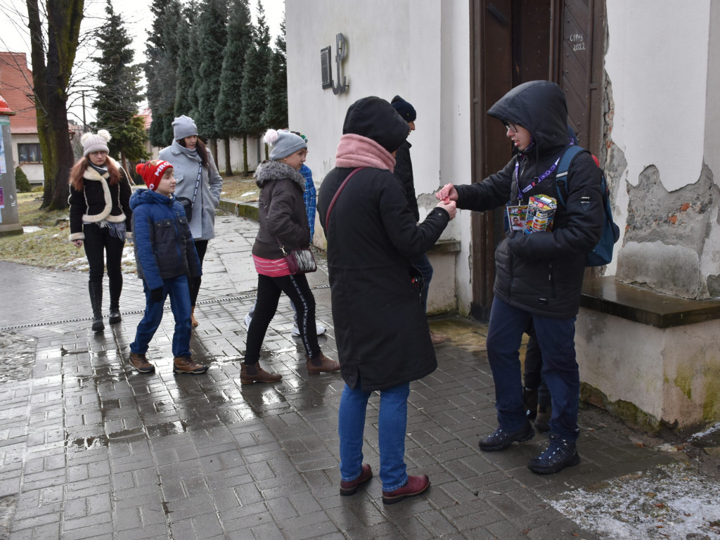 Sandomierz. Wolontariusze WOŚP dzielnie kwestują. Nie dają się fatalnej pogodzie