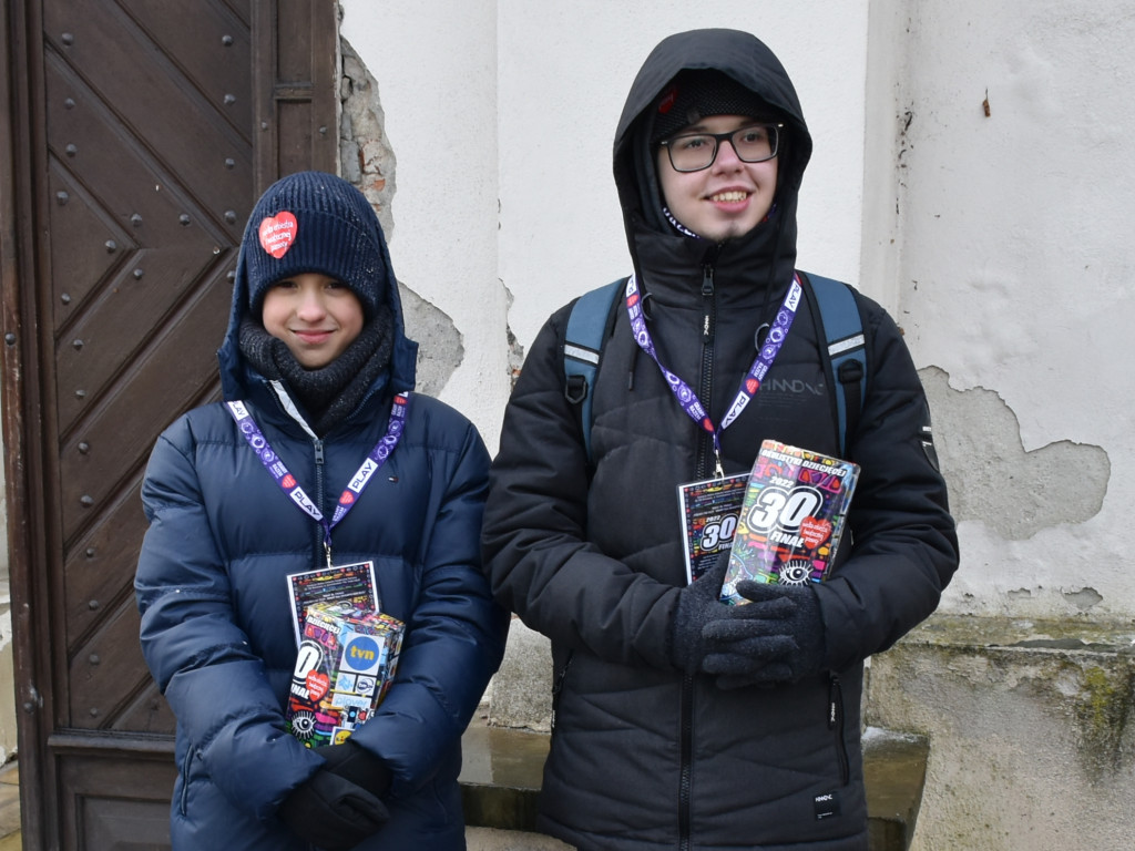 Sandomierz. Wolontariusze WOŚP dzielnie kwestują. Nie dają się fatalnej pogodzie