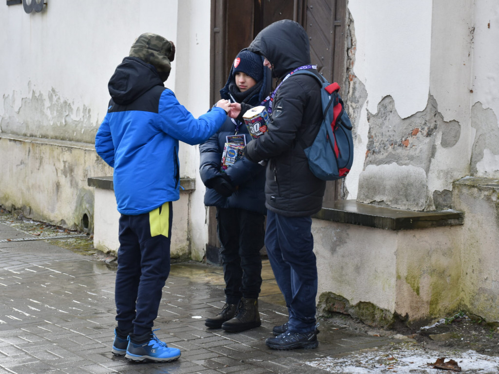 Sandomierz. Wolontariusze WOŚP dzielnie kwestują. Nie dają się fatalnej pogodzie