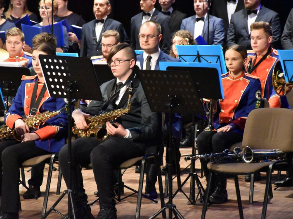 Koncert charytatywny dla Wiktorii i Adrianka w Nowej Dębie [zdjęcia]