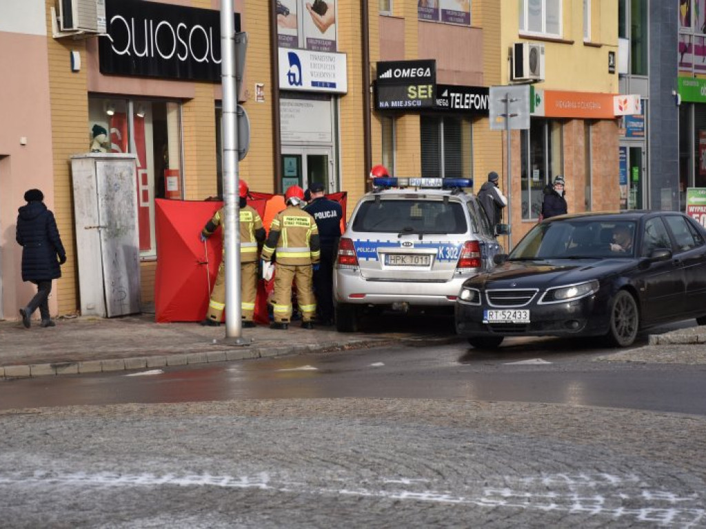 Tarnobrzeg. Mężczyzna zasłabł na ulicy. Akcja ratunkowa służb [zdjęcia]