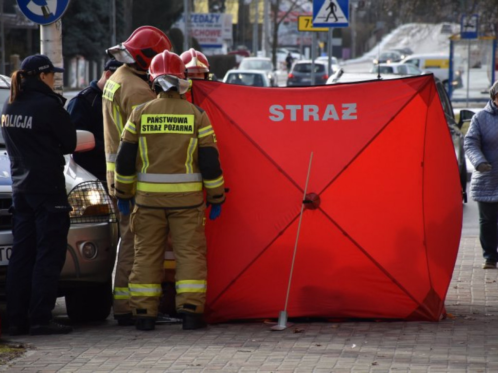 Tarnobrzeg. Mężczyzna zasłabł na ulicy. Akcja ratunkowa służb [zdjęcia]