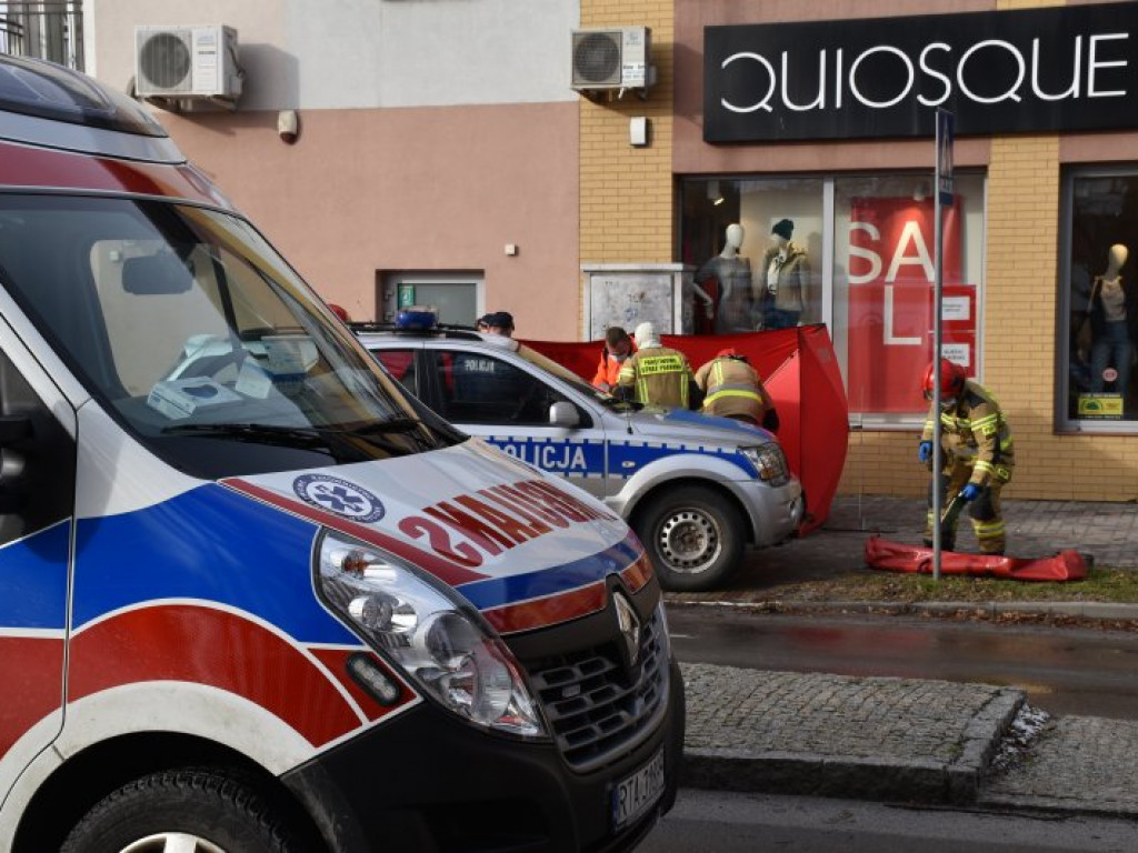 Tarnobrzeg. Mężczyzna zasłabł na ulicy. Akcja ratunkowa służb [zdjęcia]