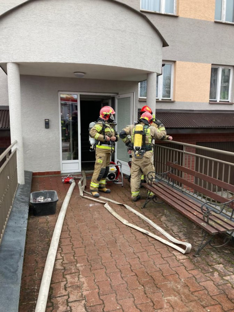 Połaniec. Pożar w bloku, ewakuowano mieszkańców [zdjęcia]