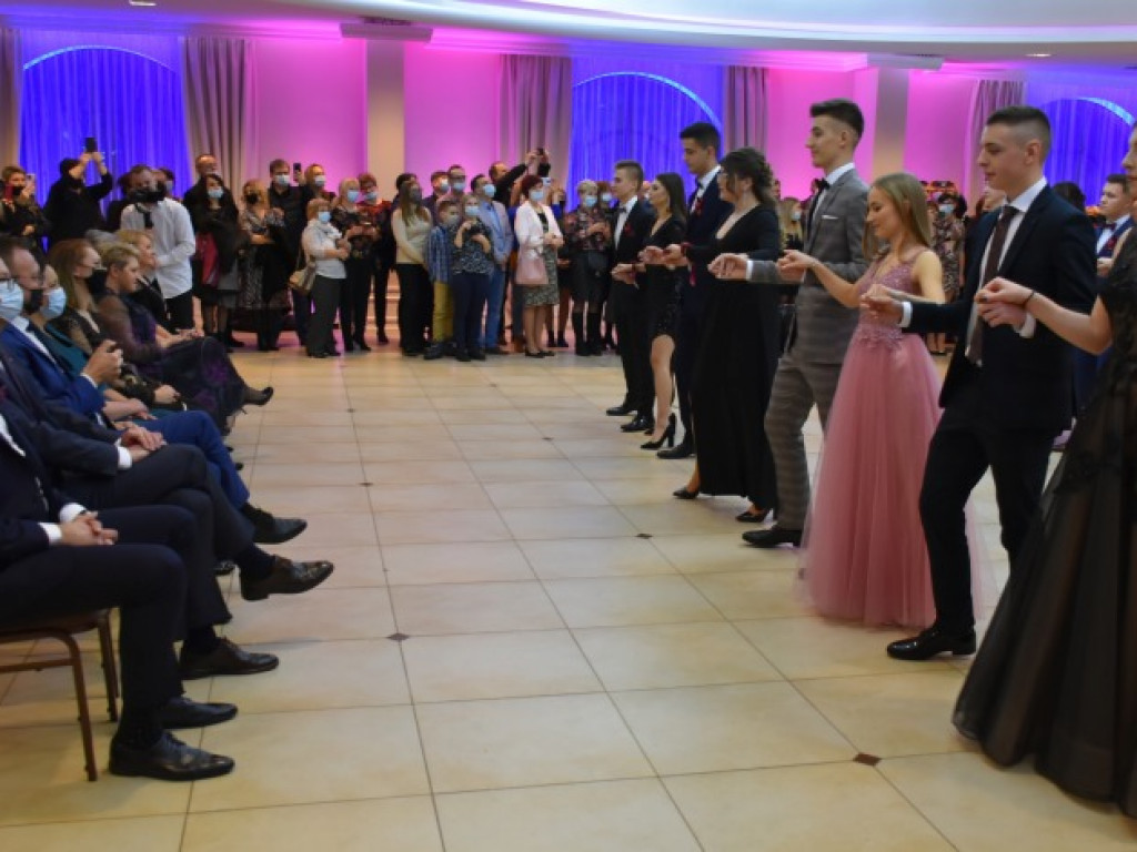 Sandomierz, Dwikozy. Zachwycający polonez uczniów Collegium Gostomianum [zdjęcia]