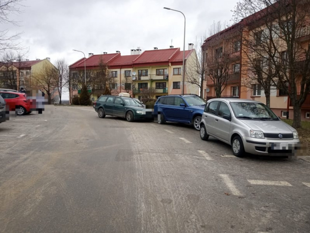 Powiat staszowski. Obywatel Ukrainy staranował samochodem trzy zaparkowane auta. Był pijany [zdjęcia]