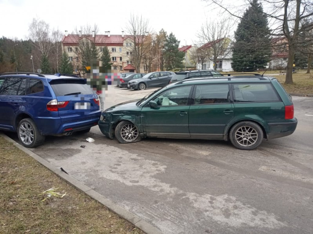 Powiat staszowski. Obywatel Ukrainy staranował samochodem trzy zaparkowane auta. Był pijany [zdjęcia]