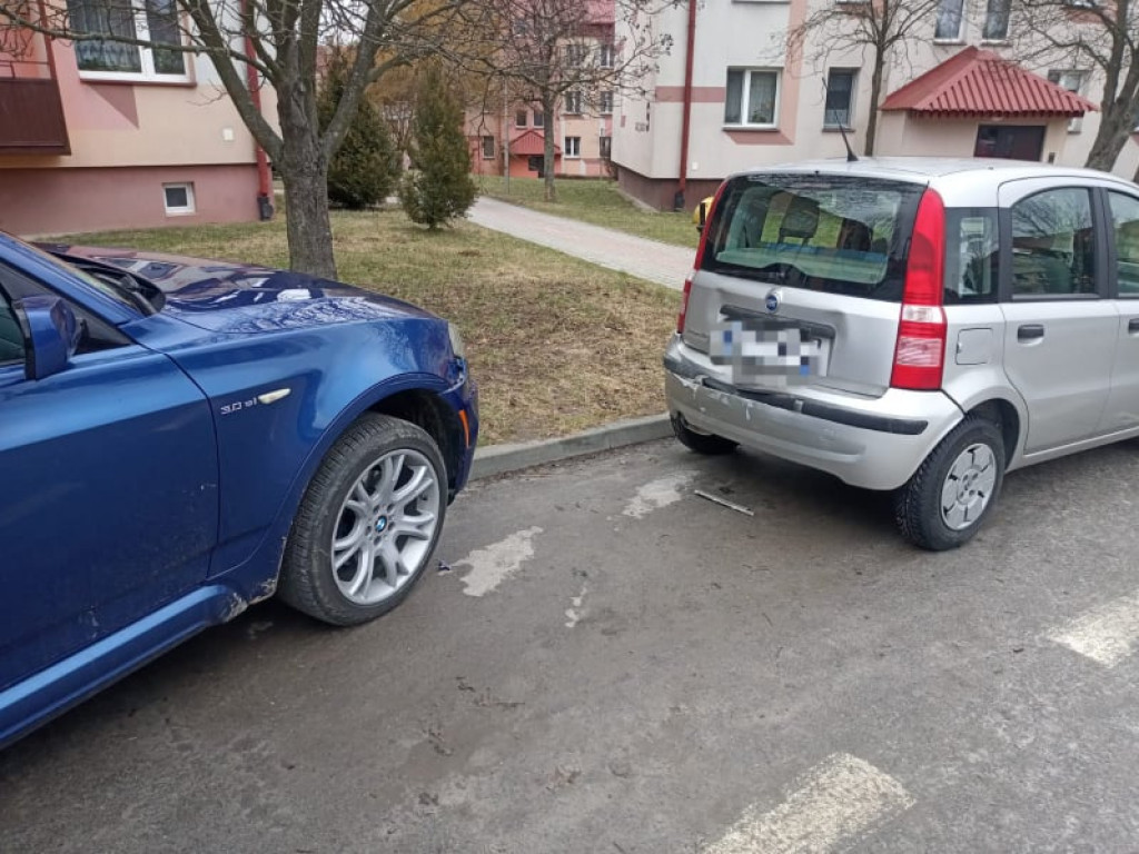 Powiat staszowski. Obywatel Ukrainy staranował samochodem trzy zaparkowane auta. Był pijany [zdjęcia]