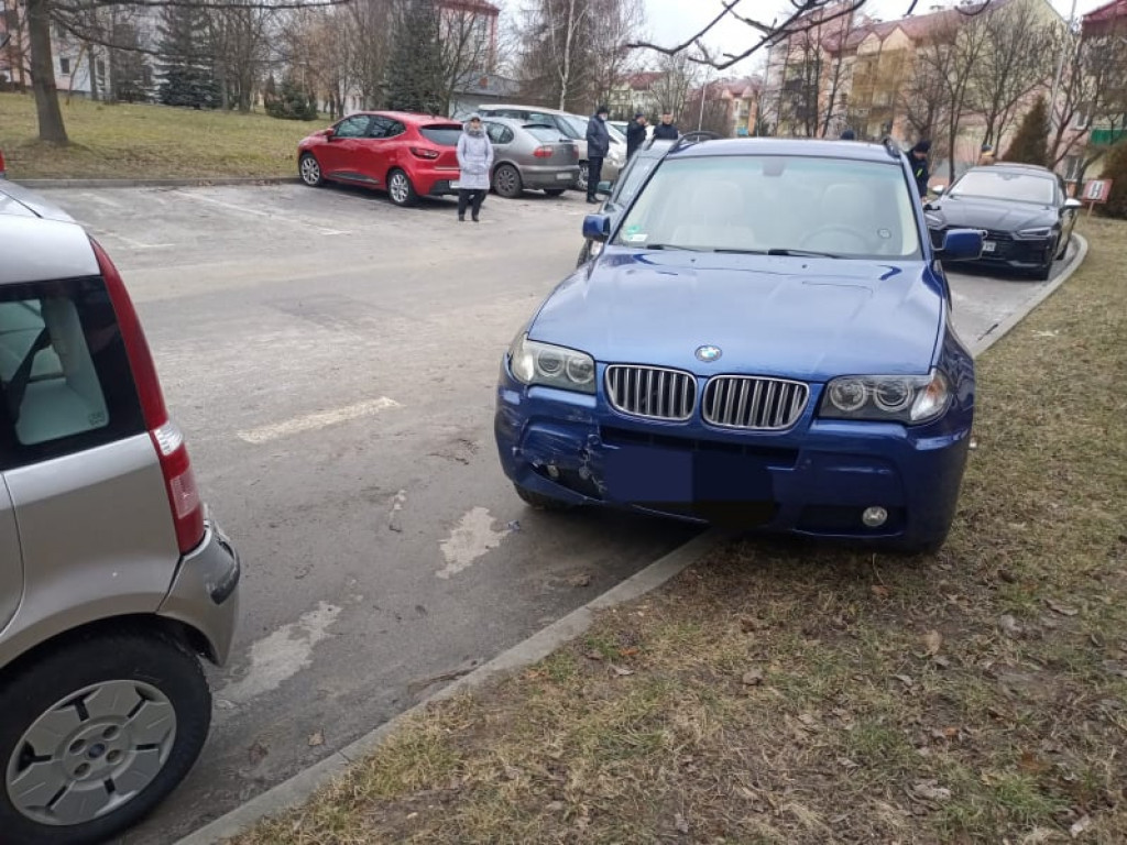 Powiat staszowski. Obywatel Ukrainy staranował samochodem trzy zaparkowane auta. Był pijany [zdjęcia]