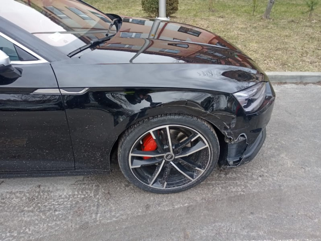 Powiat staszowski. Obywatel Ukrainy staranował samochodem trzy zaparkowane auta. Był pijany [zdjęcia]