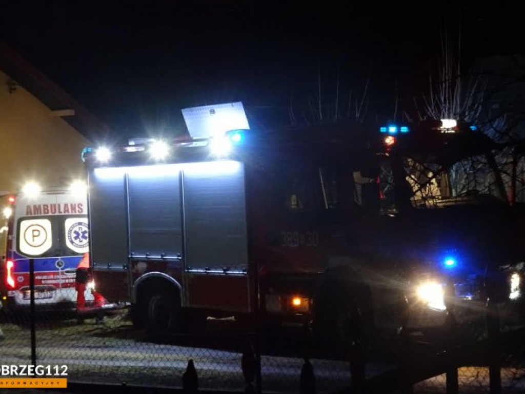 Gorzyce. Zakopana karetka. Pomogli strażacy [zdjęcia]