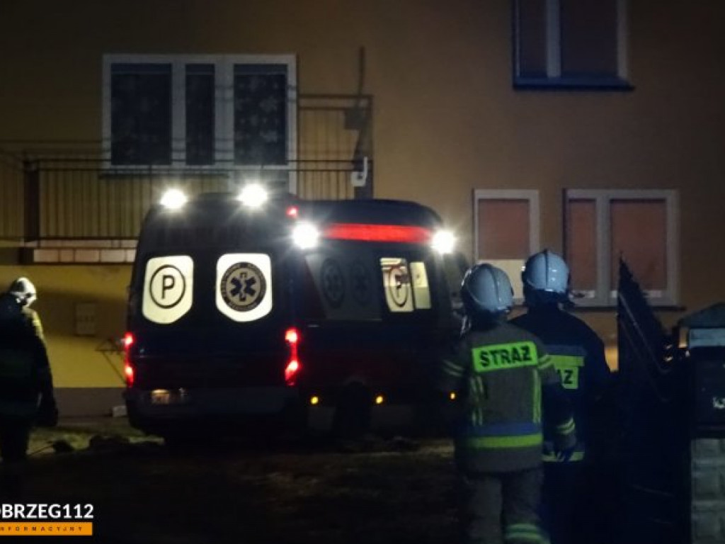 Gorzyce. Zakopana karetka. Pomogli strażacy [zdjęcia]