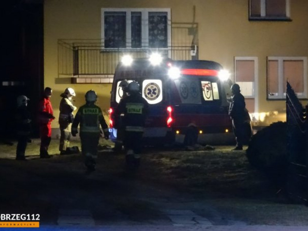 Gorzyce. Zakopana karetka. Pomogli strażacy [zdjęcia]
