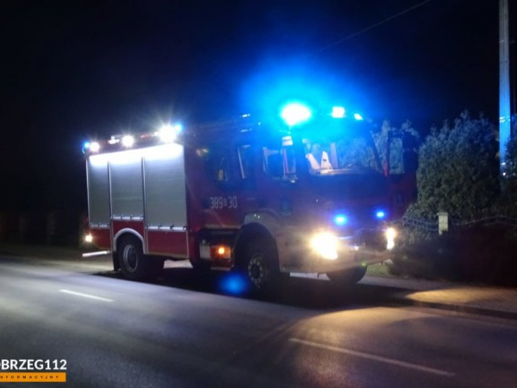 Gorzyce. Zakopana karetka. Pomogli strażacy [zdjęcia]