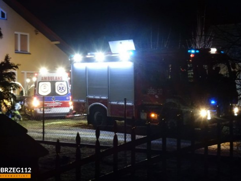 Gorzyce. Zakopana karetka. Pomogli strażacy [zdjęcia]