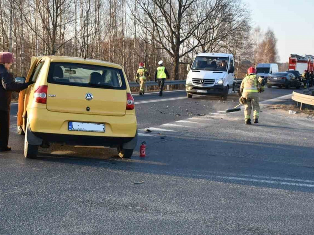 Groźne zderzenie aut na DK9 pod Nową Dębą. Droga zablokowana [zdjęcia]