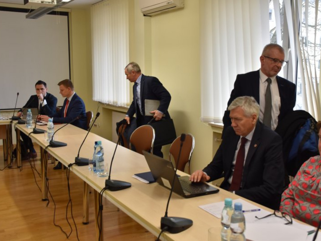 Nowa Dęba. Jest decyzja rady w sprawie likwidacji szkół [zdjęcia]