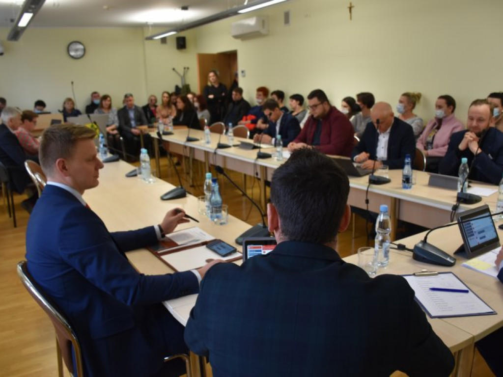 Nowa Dęba. Jest decyzja rady w sprawie likwidacji szkół [zdjęcia]