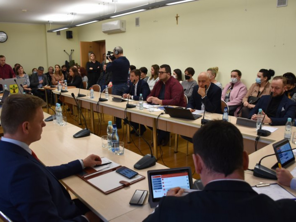 Nowa Dęba. Jest decyzja rady w sprawie likwidacji szkół [zdjęcia]