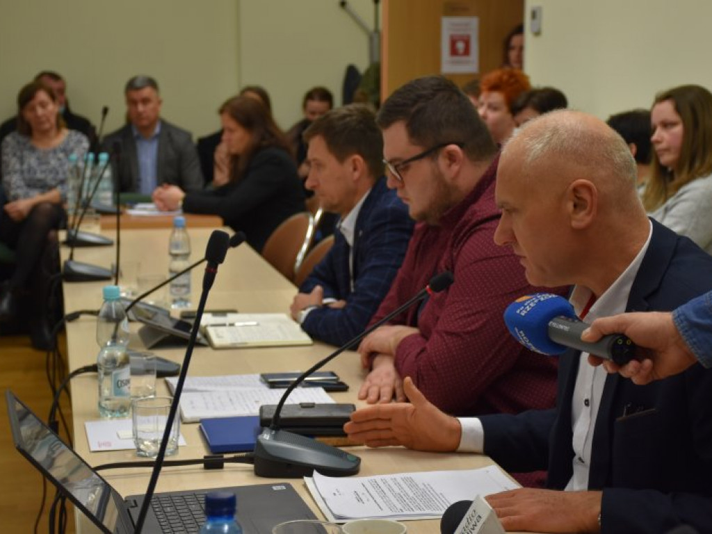 Nowa Dęba. Jest decyzja rady w sprawie likwidacji szkół [zdjęcia]