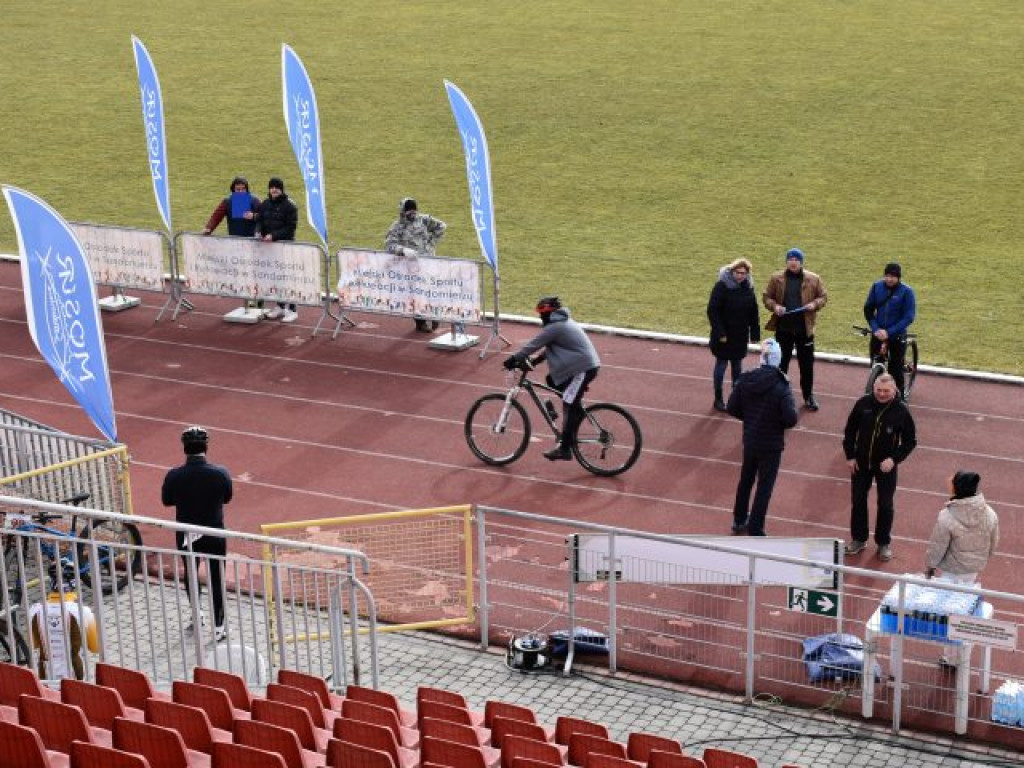 Silny wiatr był im niestraszny. W Sandomierzu odbył się zimowy triathlon [zdjęcia]