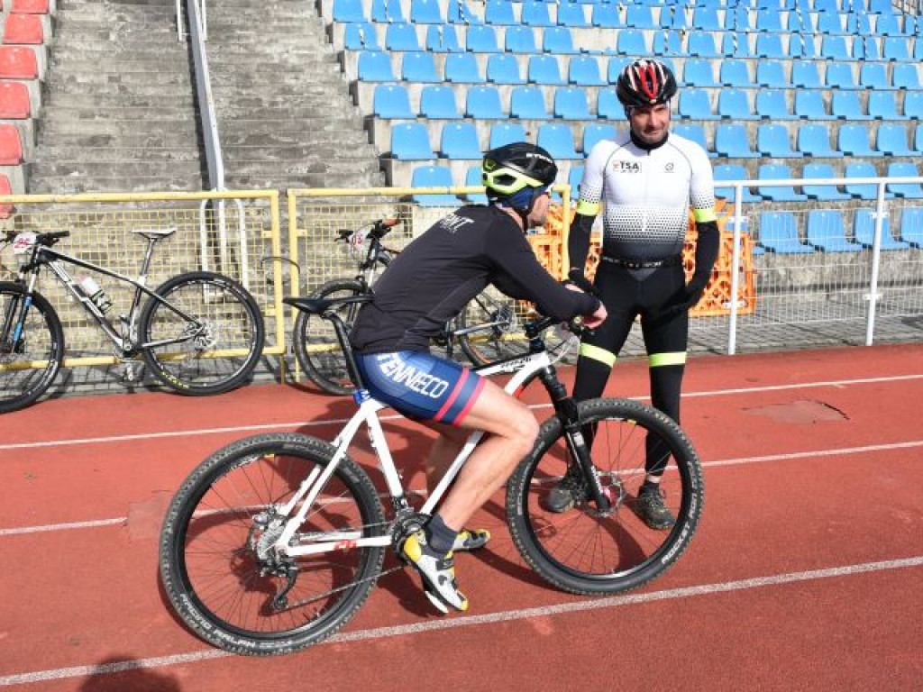 Silny wiatr był im niestraszny. W Sandomierzu odbył się zimowy triathlon [zdjęcia]