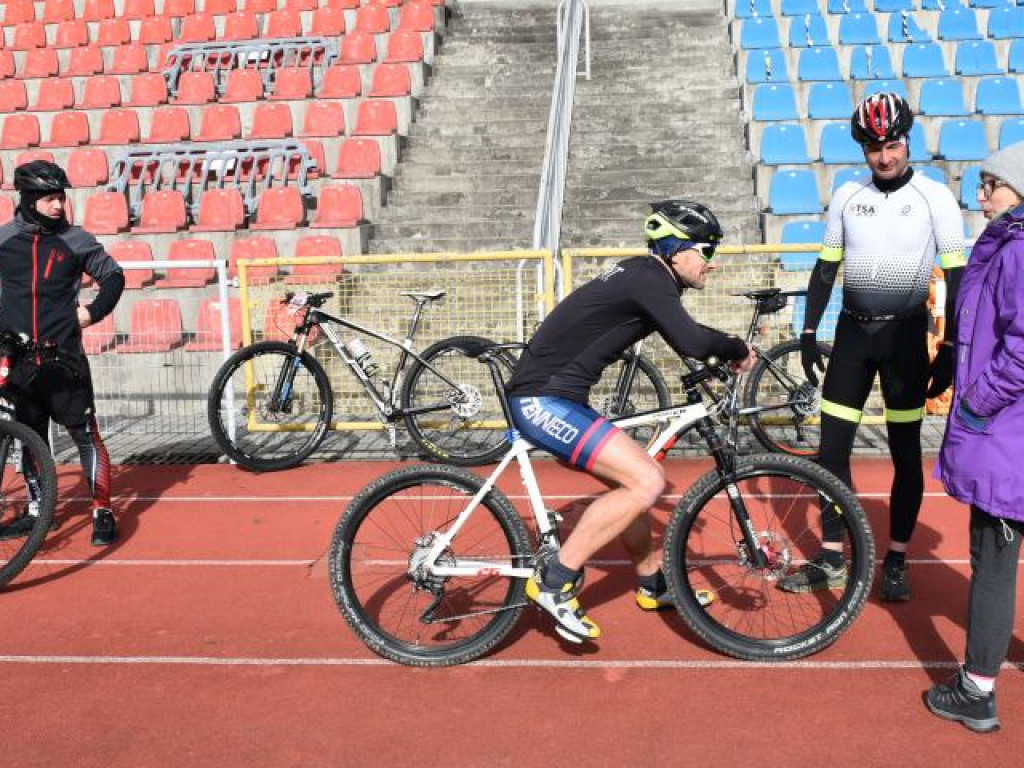 Silny wiatr był im niestraszny. W Sandomierzu odbył się zimowy triathlon [zdjęcia]