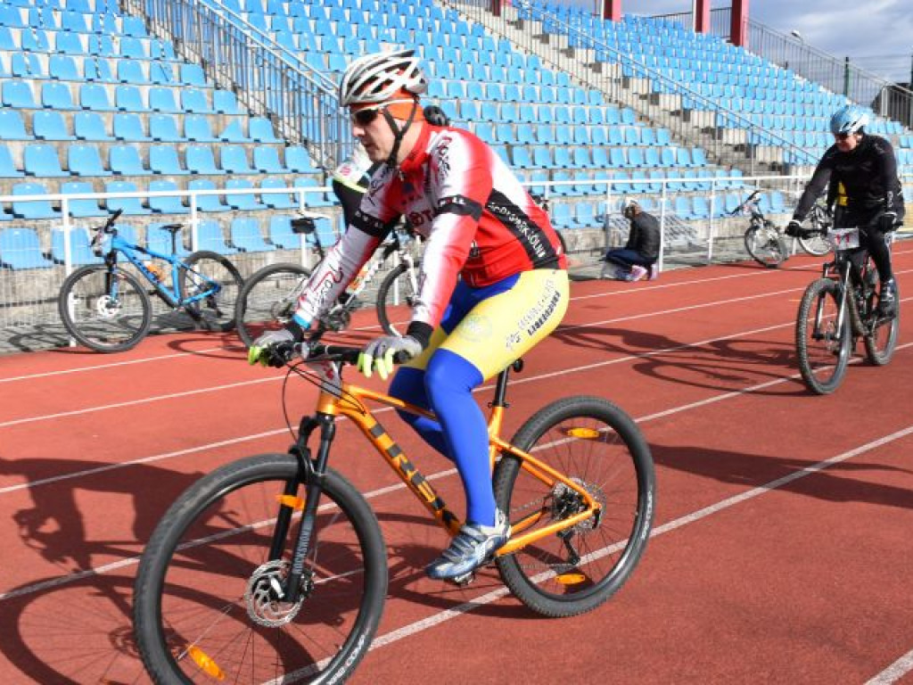 Silny wiatr był im niestraszny. W Sandomierzu odbył się zimowy triathlon [zdjęcia]