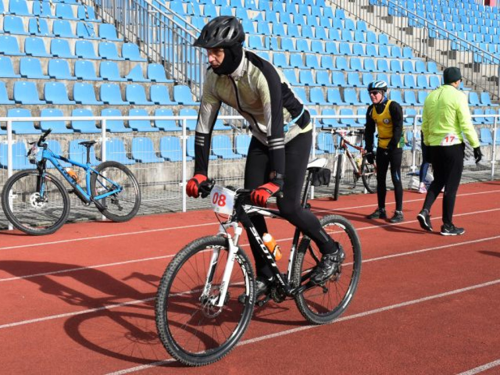 Silny wiatr był im niestraszny. W Sandomierzu odbył się zimowy triathlon [zdjęcia]