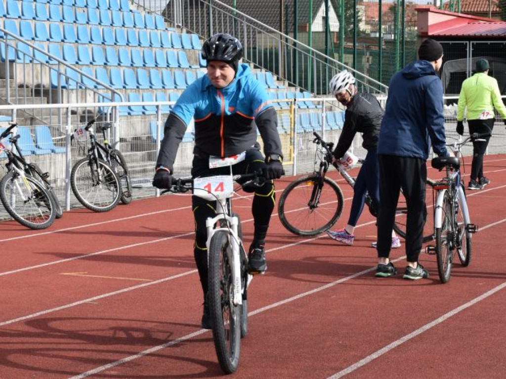 Silny wiatr był im niestraszny. W Sandomierzu odbył się zimowy triathlon [zdjęcia]