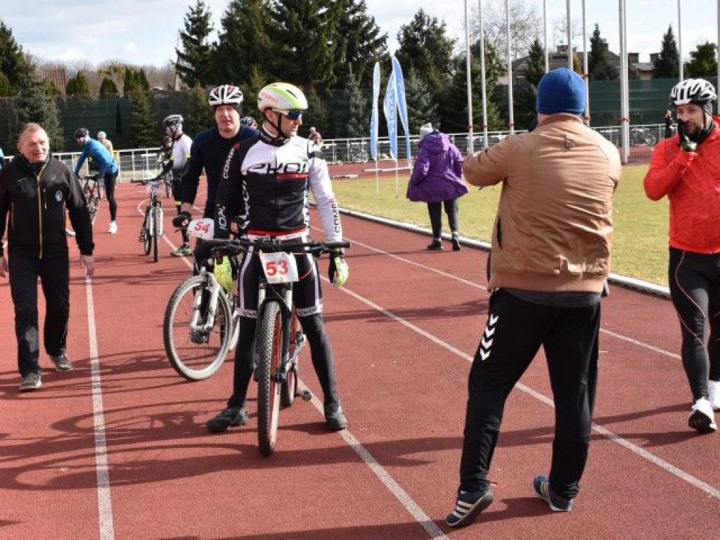 Silny wiatr był im niestraszny. W Sandomierzu odbył się zimowy triathlon [zdjęcia]