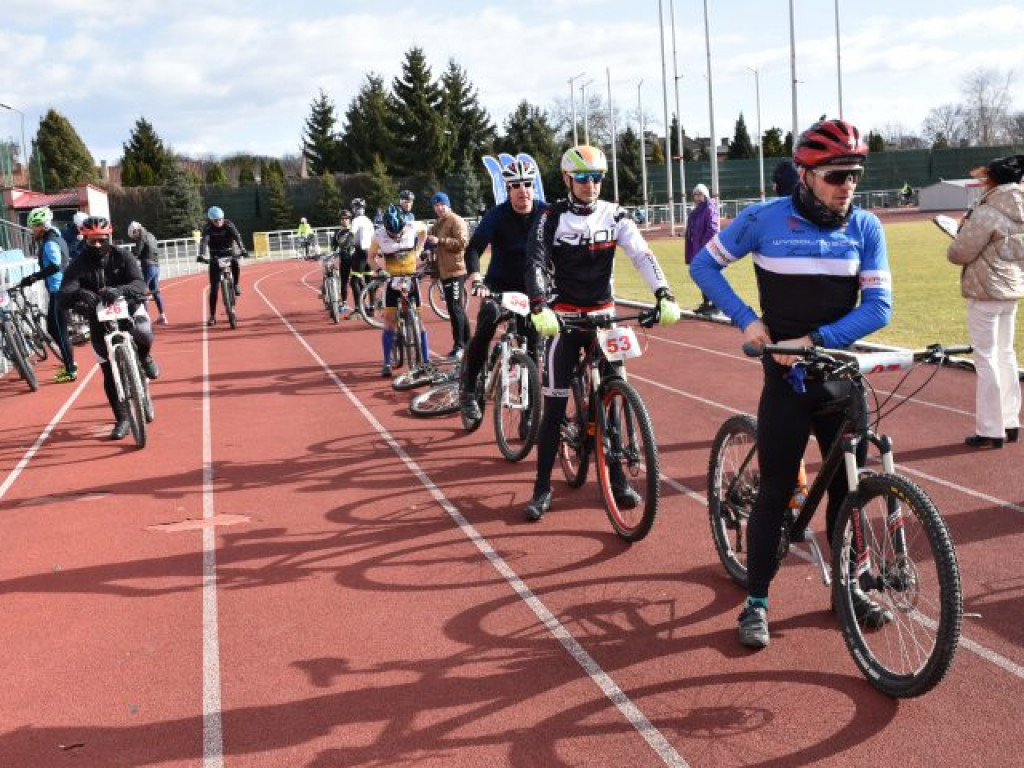 Silny wiatr był im niestraszny. W Sandomierzu odbył się zimowy triathlon [zdjęcia]