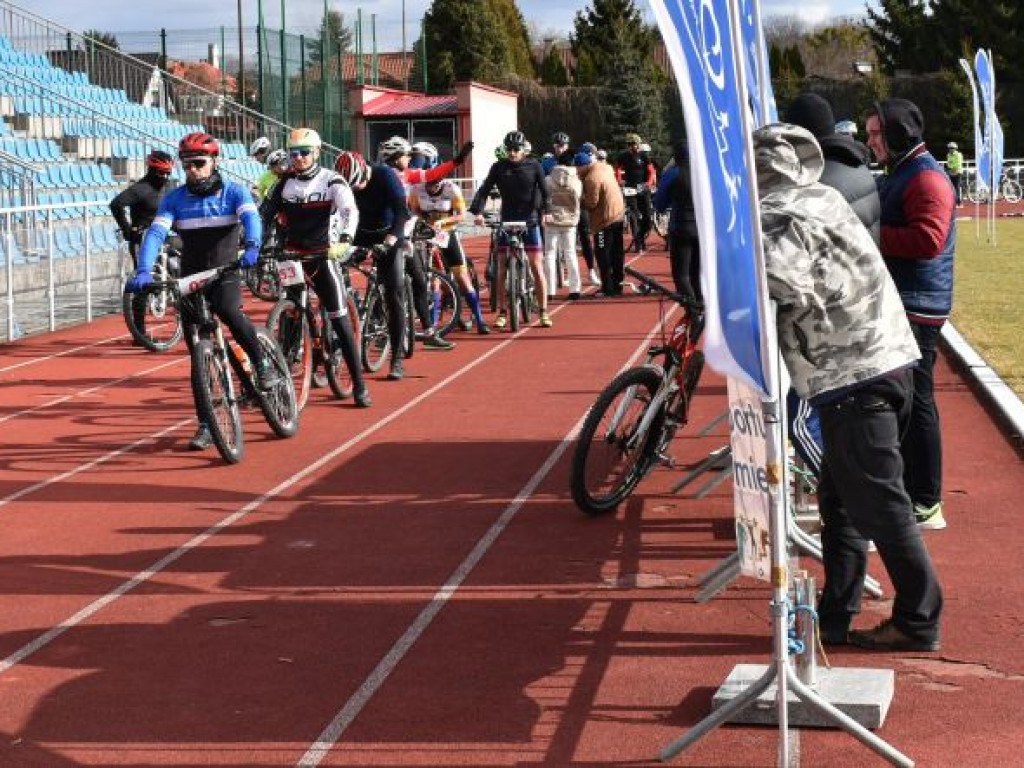 Silny wiatr był im niestraszny. W Sandomierzu odbył się zimowy triathlon [zdjęcia]