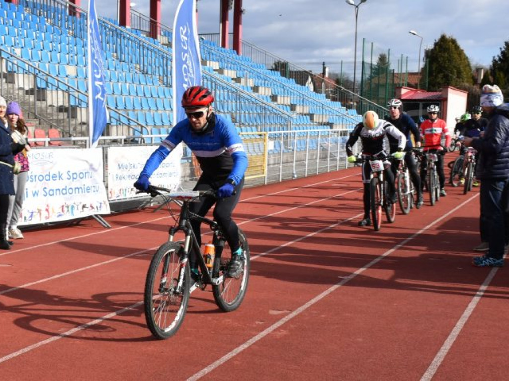 Silny wiatr był im niestraszny. W Sandomierzu odbył się zimowy triathlon [zdjęcia]