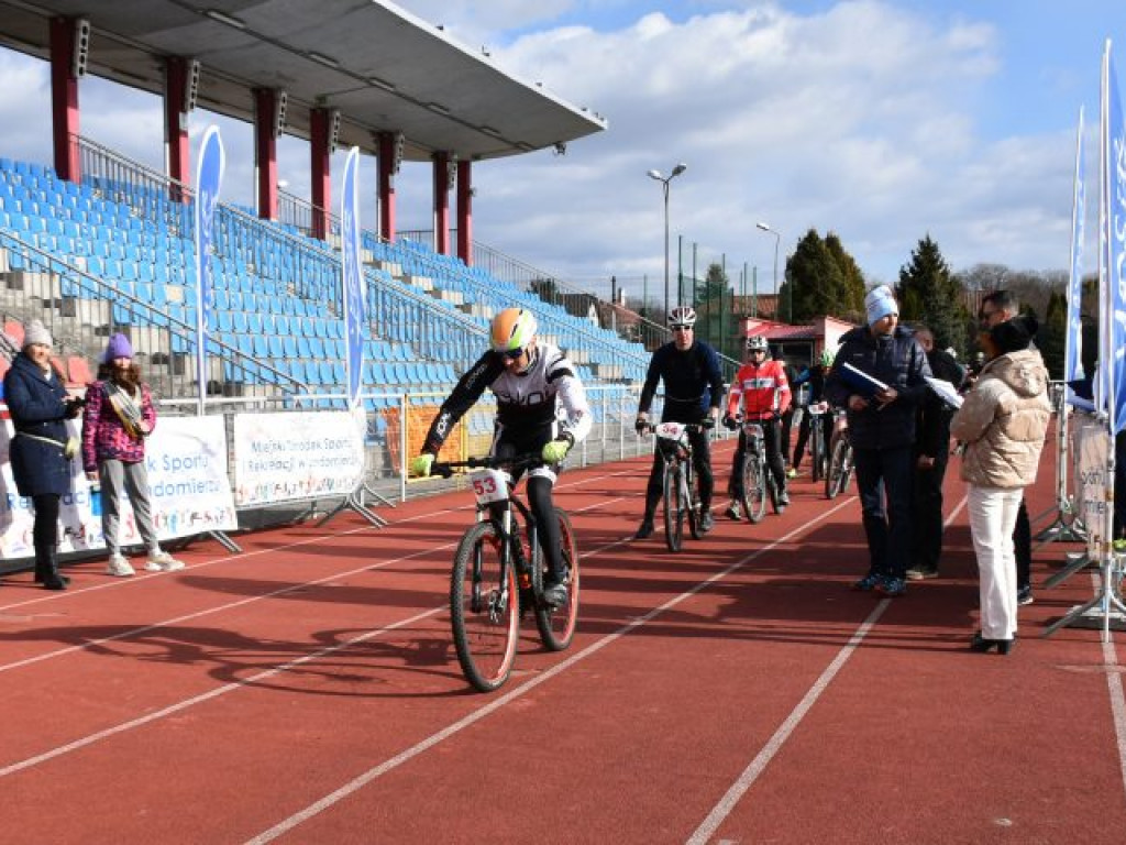 Silny wiatr był im niestraszny. W Sandomierzu odbył się zimowy triathlon [zdjęcia]