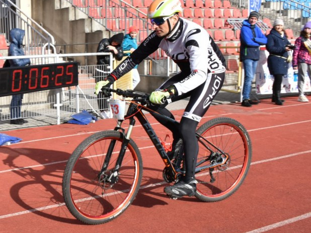 Silny wiatr był im niestraszny. W Sandomierzu odbył się zimowy triathlon [zdjęcia]