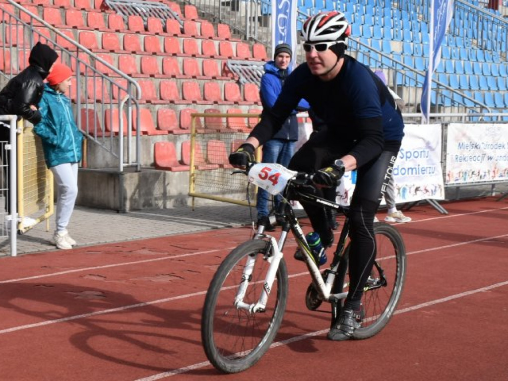 Silny wiatr był im niestraszny. W Sandomierzu odbył się zimowy triathlon [zdjęcia]