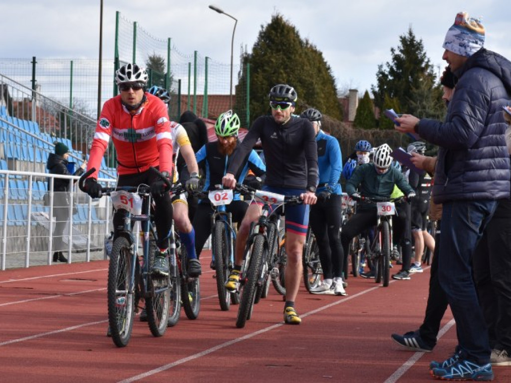 Silny wiatr był im niestraszny. W Sandomierzu odbył się zimowy triathlon [zdjęcia]