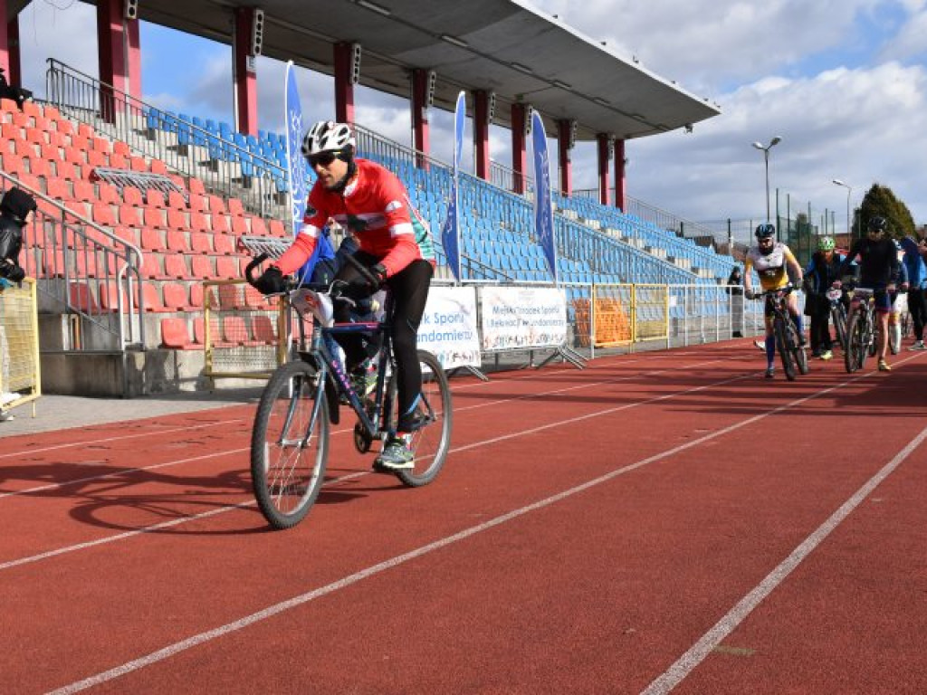 Silny wiatr był im niestraszny. W Sandomierzu odbył się zimowy triathlon [zdjęcia]