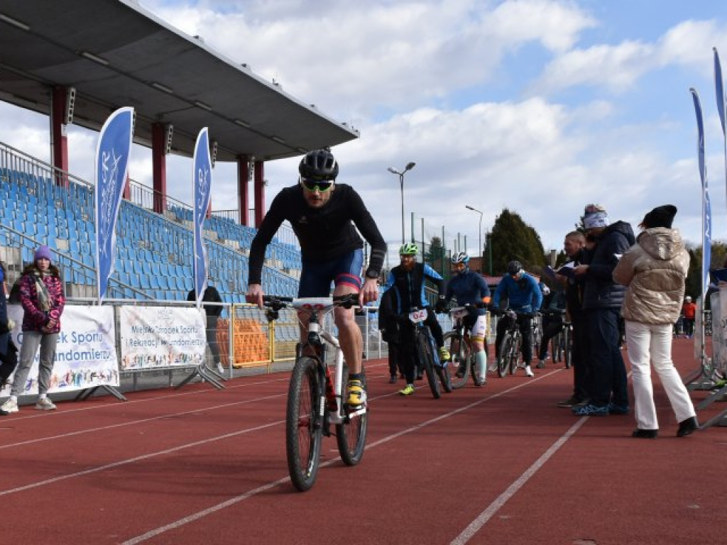 Silny wiatr był im niestraszny. W Sandomierzu odbył się zimowy triathlon [zdjęcia]