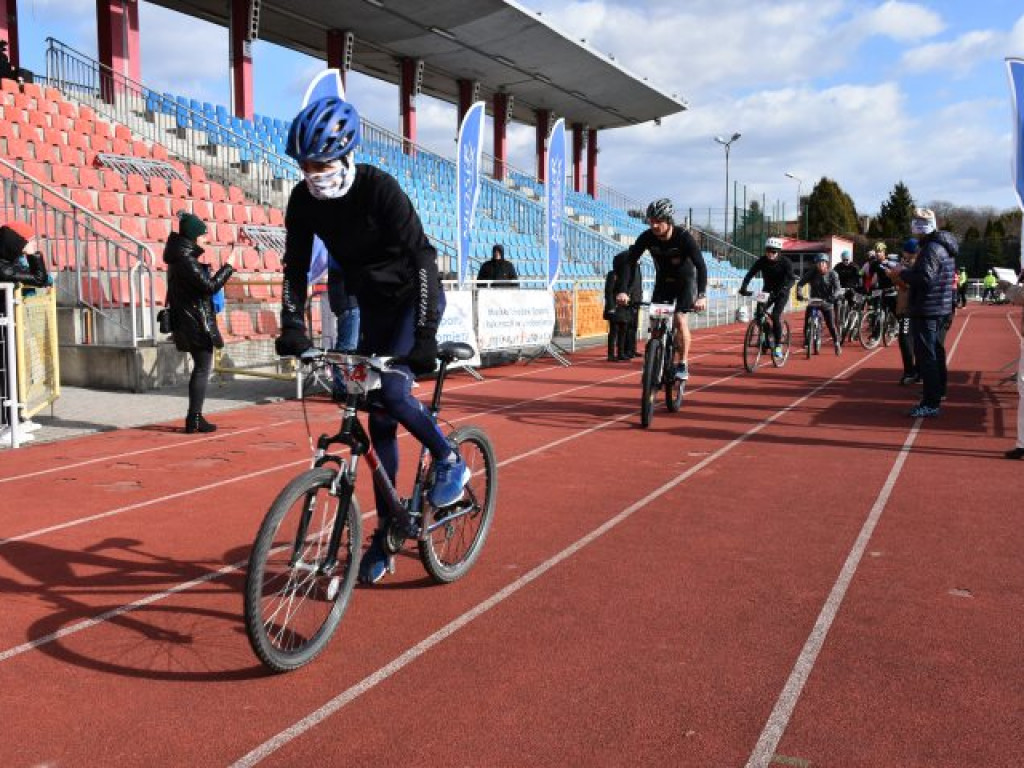 Silny wiatr był im niestraszny. W Sandomierzu odbył się zimowy triathlon [zdjęcia]