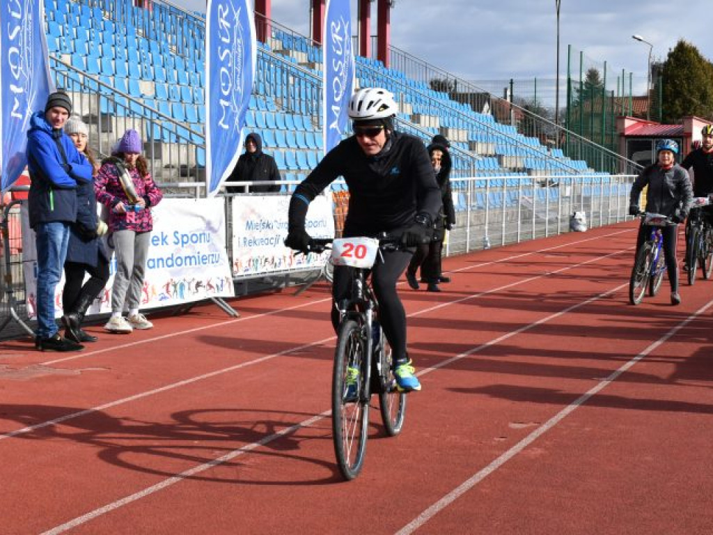 Silny wiatr był im niestraszny. W Sandomierzu odbył się zimowy triathlon [zdjęcia]