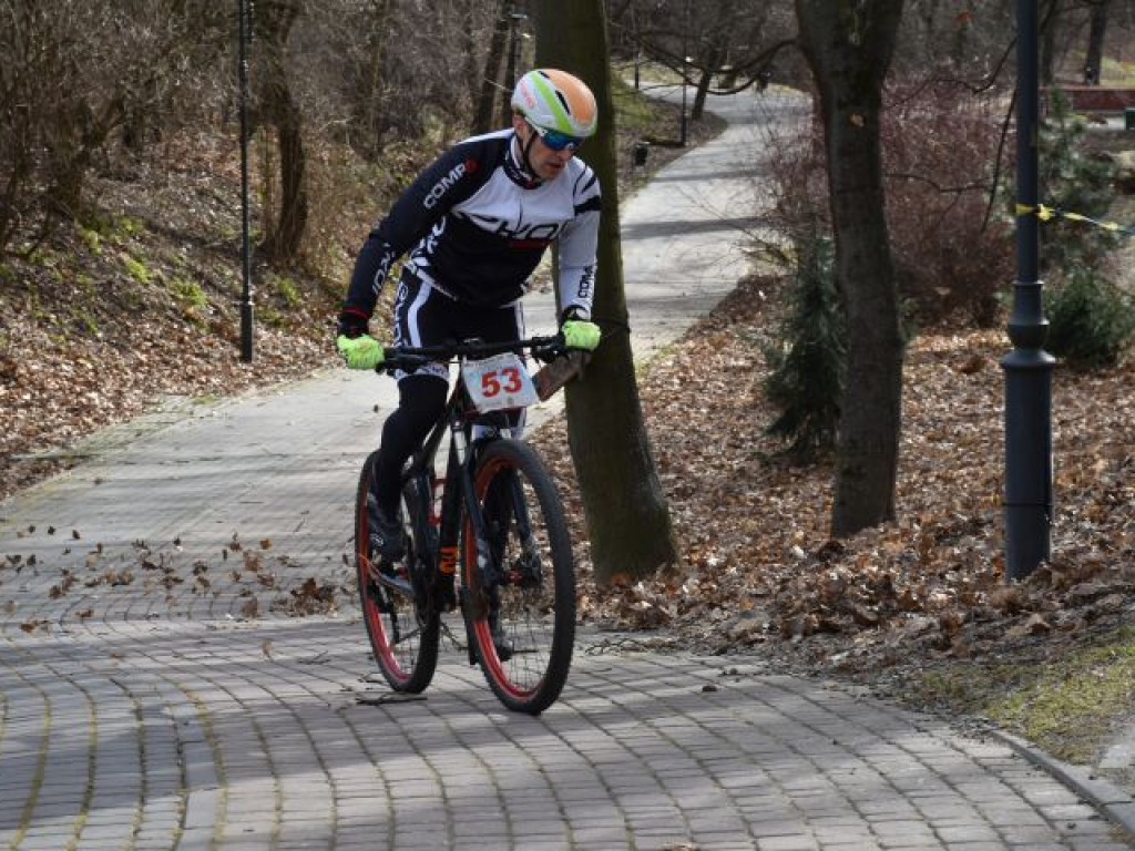 Silny wiatr był im niestraszny. W Sandomierzu odbył się zimowy triathlon [zdjęcia]