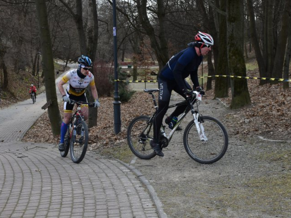 Silny wiatr był im niestraszny. W Sandomierzu odbył się zimowy triathlon [zdjęcia]