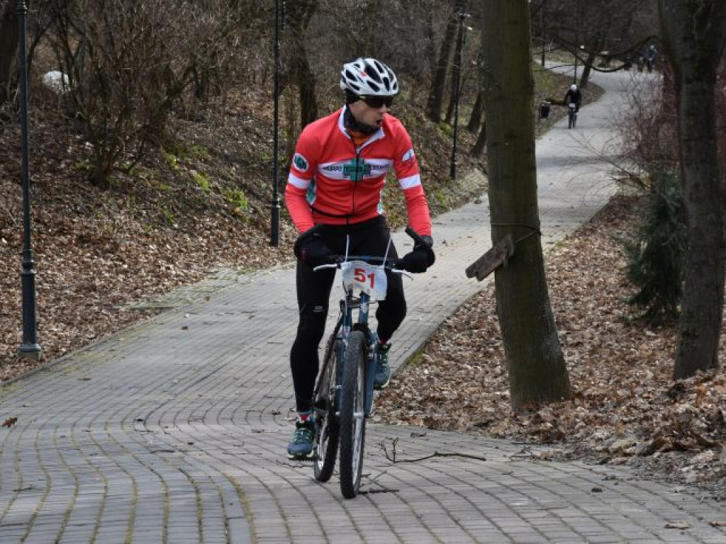 Silny wiatr był im niestraszny. W Sandomierzu odbył się zimowy triathlon [zdjęcia]