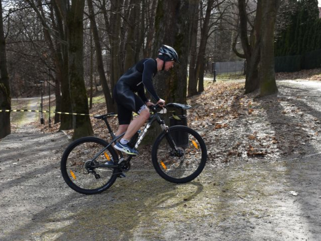Silny wiatr był im niestraszny. W Sandomierzu odbył się zimowy triathlon [zdjęcia]